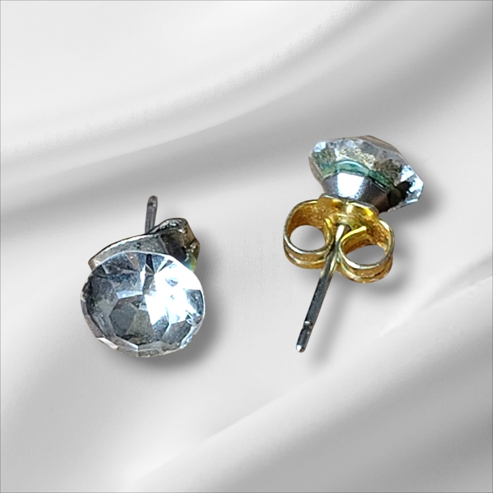 LAVENDER PURPLE STAR STUD EARRINGS AND ROUND CUT CRYSTAL STUD EARRINGS SET - Picture 6 of 7
